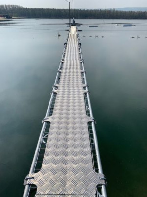 Set of non-slip walkways for cantilever complete